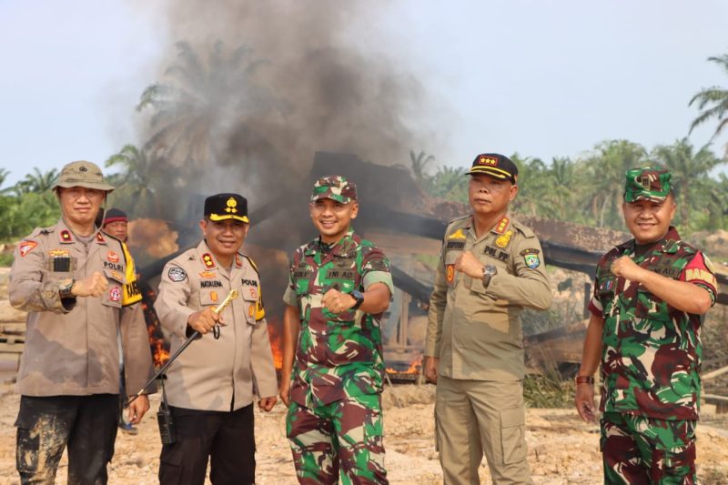 Kapolres Bungo, Dandim 0416 Bute, dan Pemerintah, di lokasi PETI. Dok: Istimewa