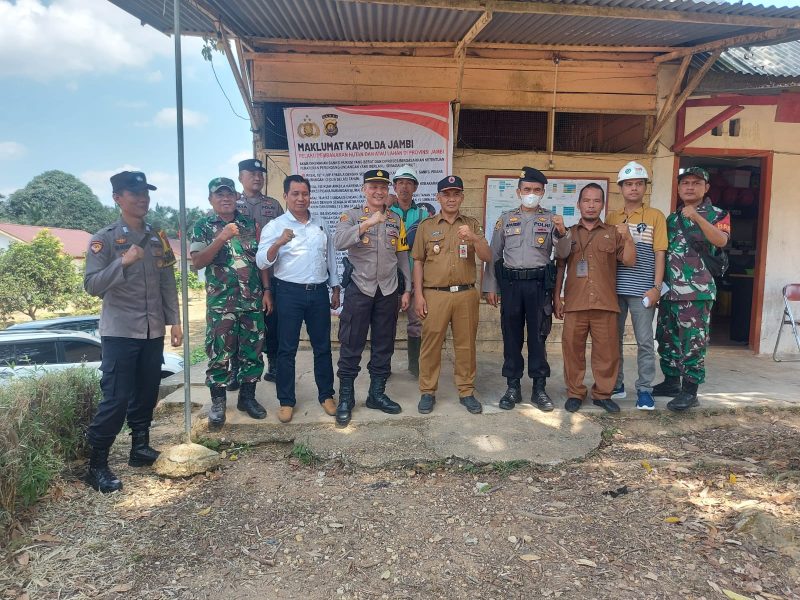 Kapolsek Sekernan AKP Taroni Zebua, Kepala Pelaksana BPBD Kab.Muaro Jambi Dr. Ahmad Ridwan, S.H., M.H., dan Instrumen lainya. Dok: Istimewa