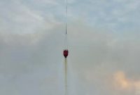 Helikopter Memadamkan Api di Lahan Desa Rawang Kempas. Dok: Istimewa