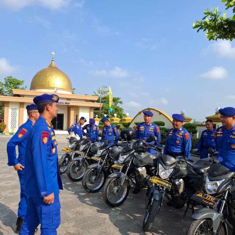 Direktur Polairud Polda Jambi Kombes Pol Agus Tri Waluyo melakukan pemeriksaan kelengkapan kendaraan dinas Inventaris untuk memastikan bahwa kendaraan siap pakai. Dok: Istimewa