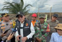 Ditreskrimsus Polda Jambi Kombes Pol DR Bambang Yugo Pamungkas turun langsung meninjau lokasi lahan yang terbakar di Desa Pematang Buluh Kecamatan Batara Kabupaten Tanjabbar. Dok: Istimewa