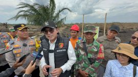 Ditreskrimsus Polda Jambi Kombes Pol DR Bambang Yugo Pamungkas turun langsung meninjau lokasi lahan yang terbakar di Desa Pematang Buluh Kecamatan Batara Kabupaten Tanjabbar. Dok: Istimewa
