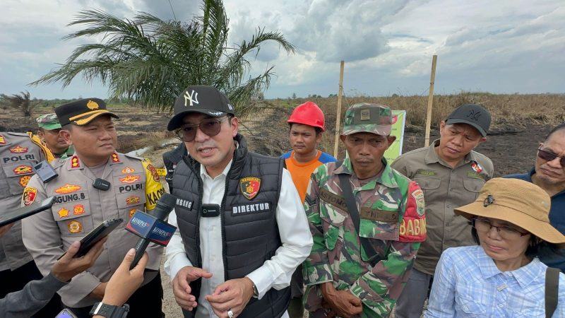 Ditreskrimsus Polda Jambi Kombes Pol DR Bambang Yugo Pamungkas turun langsung meninjau lokasi lahan yang terbakar di Desa Pematang Buluh Kecamatan Batara Kabupaten Tanjabbar. Dok: Istimewa