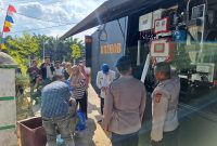 Brimob Polda Jambi salurkan bantuan air bersih ke masyarakat yang terdampak kekeringan di Desa Danau Lamo Kec. Maro Sebo Kab. Muaro Jambi. Dok: Istimewa