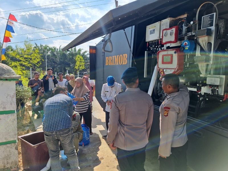 Brimob Polda Jambi salurkan bantuan air bersih ke masyarakat yang terdampak kekeringan di Desa Danau Lamo Kec. Maro Sebo Kab. Muaro Jambi. Dok: Istimewa
