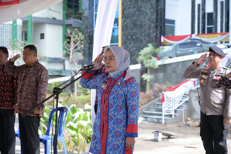 PJ Wali Kota Jambi, Sri Purwaningsih Memastikan pelaksanaan upacara perayaan HUT Kemerdekaan Republik Indonesia ke-79 di Pemerintah Kota Jambi. Dok: Istimewa