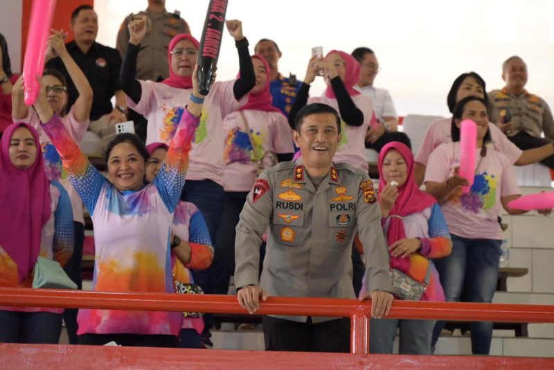 Kapolda Jambi Irjen Pol. Rusdi Hartono tutup pelaksanaan kegiatan Turnamen Volly Bhayangkari CUP. Dok: Istimewa