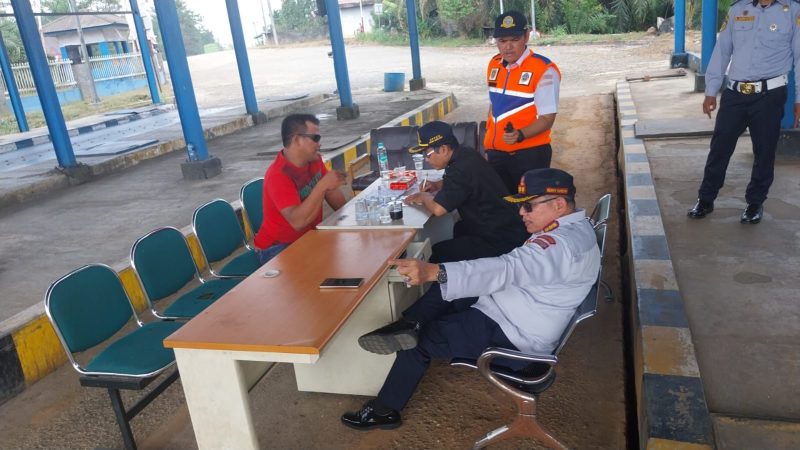 Operasi simpatik di Unit Pengujian Penimbangan Kendaraan Bermotor (UPPKB) Merlung di Kabupaten Muaro Jambi. Dok: Istimewa