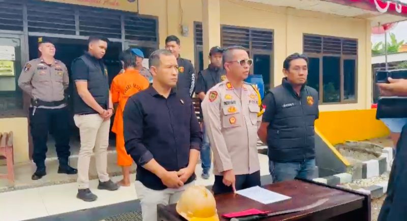 Kapolsek Mestong AKP R Deddy Wardana Gaos saat menggelar konferensi pers. Dok: Istimewa