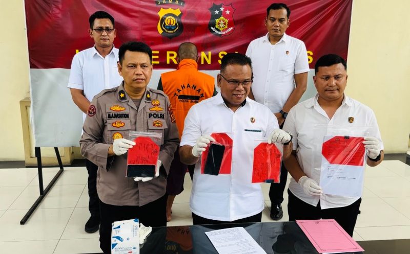 Wadirreskrimsus AKBP Taufik Nurmandia didampingi Kasubdit V Cyber AKBP Reza Khomeini saat menggelar konferensi pers di Mapolda Jambi. Dok: Istimewa