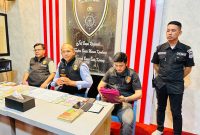 Kasat Reskrim Polresta Jambi Kompol Marhara Tua Siregar saat menggelar konferensi pers di Mapolresta Jambi yang turut didampingi KBO Reskrim, Kanit Buser Ipda Reza dan Kasi Humas Ipda Dedy. Dok: Istimewa