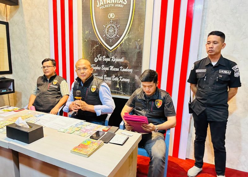 Kasat Reskrim Polresta Jambi Kompol Marhara Tua Siregar saat menggelar konferensi pers di Mapolresta Jambi yang turut didampingi KBO Reskrim, Kanit Buser Ipda Reza dan Kasi Humas Ipda Dedy. Dok: Istimewa