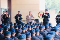 Wakapolda Jambi Brigjen Pol. Edi Mardianto memberikan arahan kepada Personil Sat Brimobda Jambi dalam rangka mempersiapkan pengamanan Pilkada Serentak tahun 2024 di Makosat Brimob Polda Jambi. Dok: Istimewa