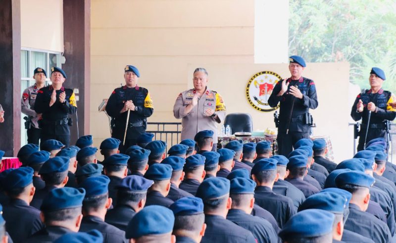 Wakapolda Jambi Brigjen Pol. Edi Mardianto memberikan arahan kepada Personil Sat Brimobda Jambi dalam rangka mempersiapkan pengamanan Pilkada Serentak tahun 2024 di Makosat Brimob Polda Jambi. Dok: Istimewa