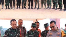 Kapolda Jambi Irjen Pol. Rusdi Hartono bersama Danrem 042/Gapu Brigjen TNI Rachmad beserta rombongan, di Pos Karhutla Kec. Batang Asam Kab. Tanjabbarat Prov. Jambi. Dok: Istimewa
