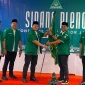 H Abdul Kharis Ma'mun menyerahkan bendera Ansor kepada H Habibi
