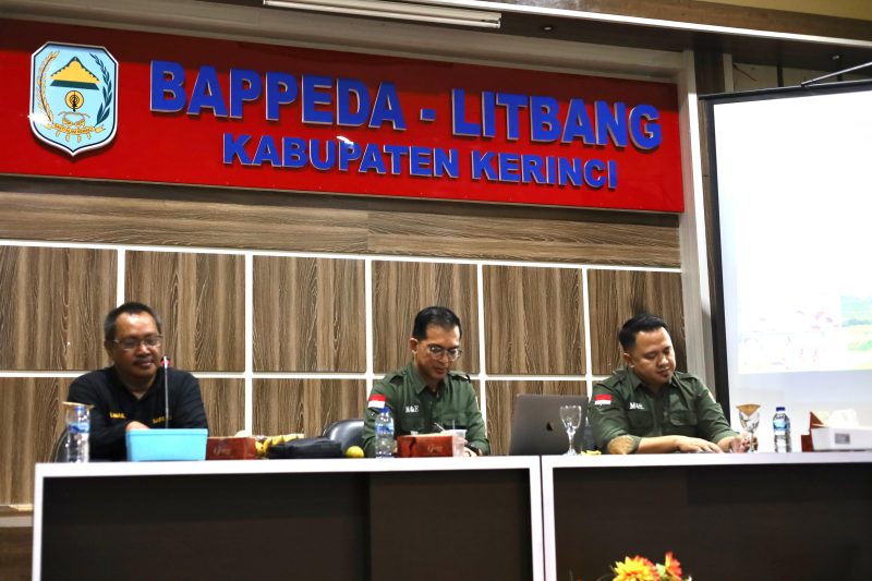 Dok: Siaran Pers Yunasri Basri S.Pt. MSI (kiri), DR. Ahmad Subhan,S.IP, M.Si, Darmawansyah, SP.MM