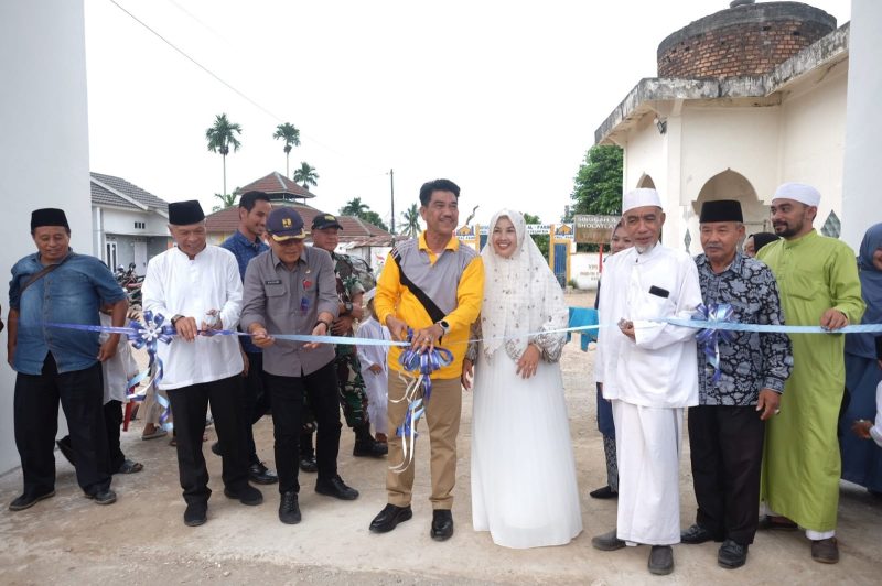 Pj Bupati Raden Najmi Resmikan Gapura dan MCK Ponpes Al Faqih Kasang Pudak