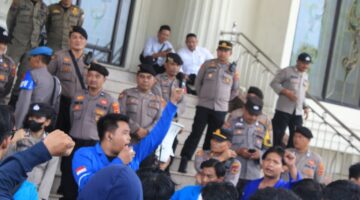 Kesatuan mahasiswa kota jambi mengecam kinerja kadishup Kota jambi.