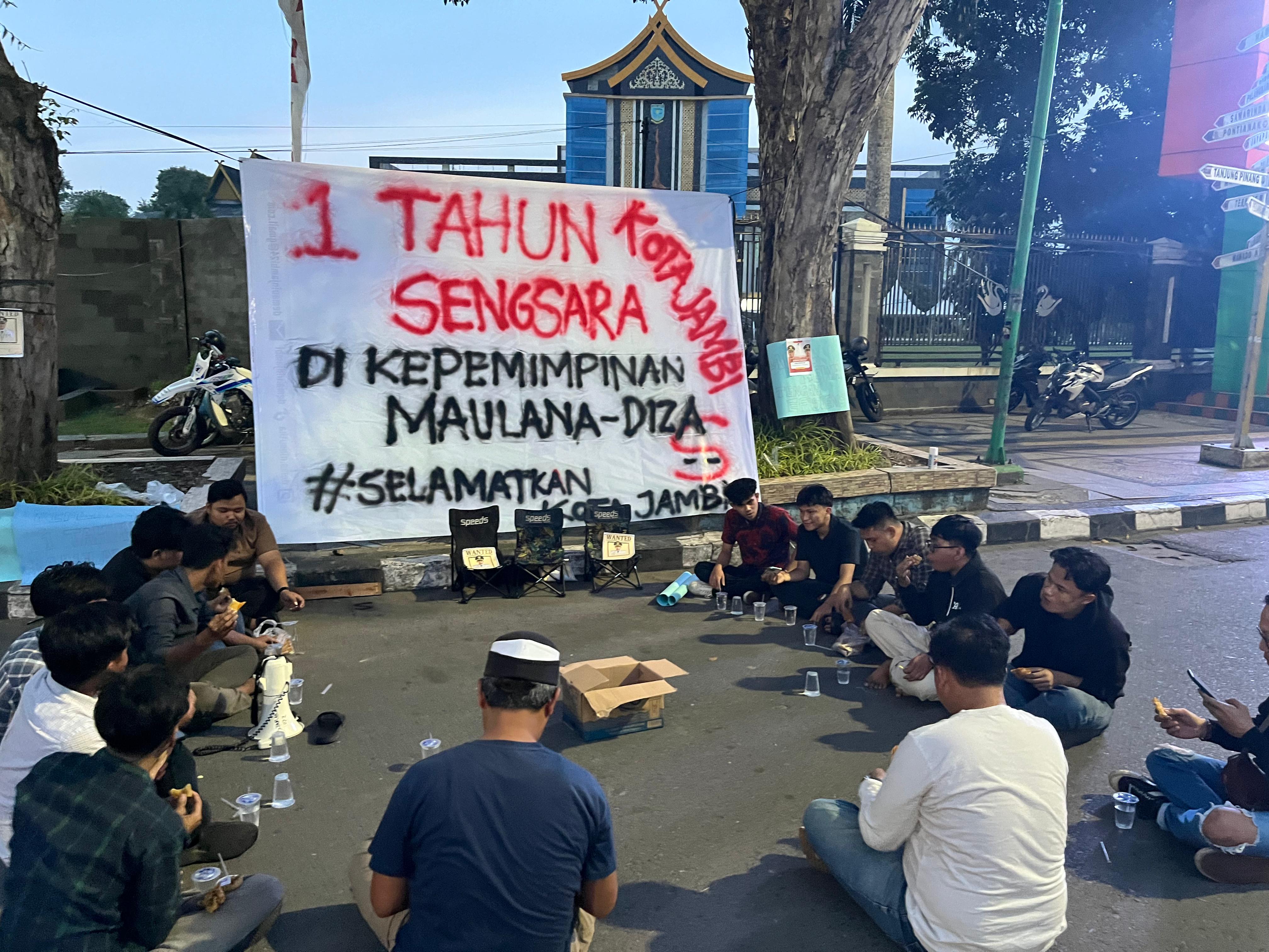 Dok. Doa dan buka bersama Mahasiswa didepan kantor walikota jambi